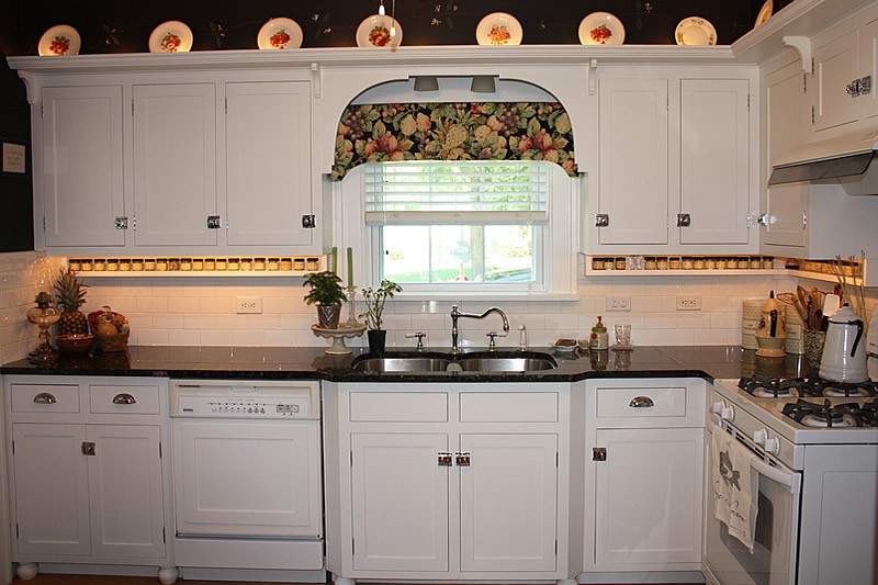 COTTAGE KITCHEN